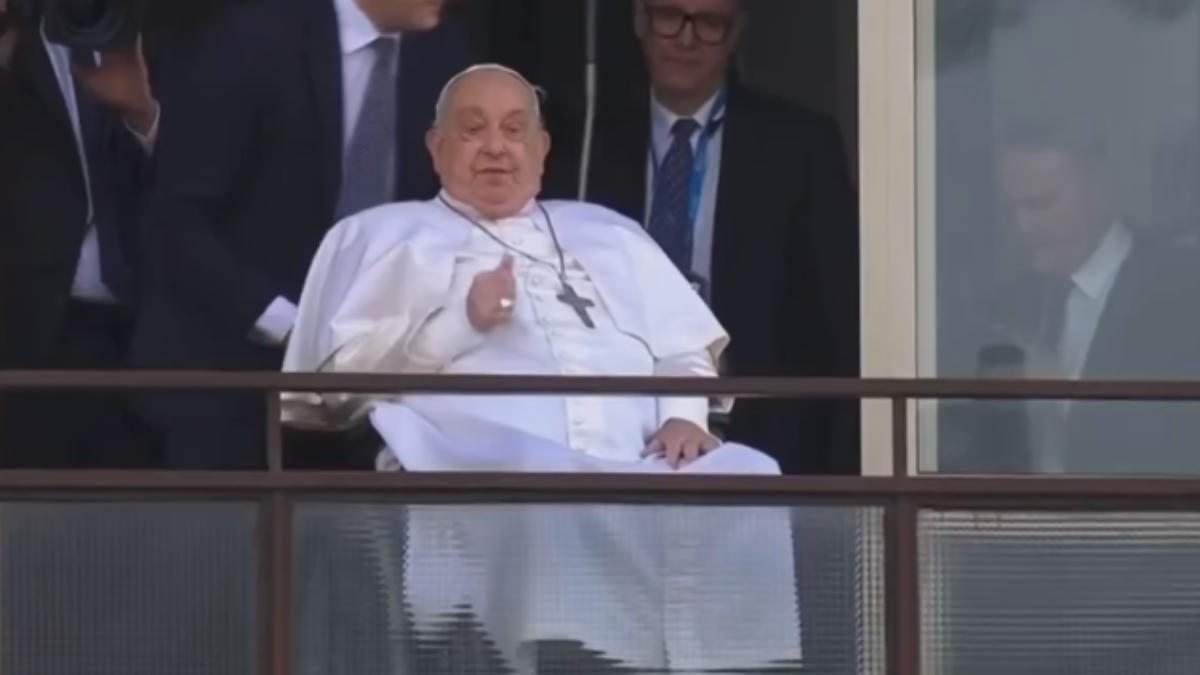 Papa Francisco recebe alta de hospital e acena para fiéis; vídeo