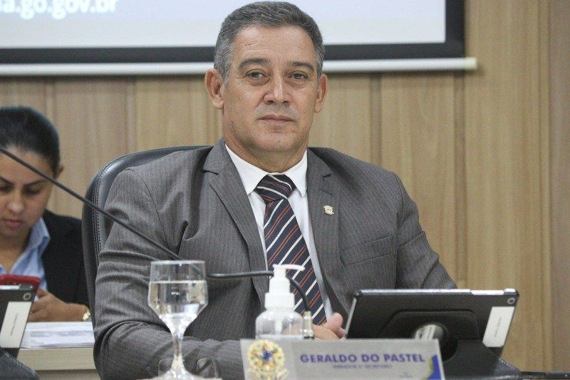 Vereador Geraldo Do Pastel pede 6 aparelhos de ar-condicionado para Escola Municipal Sr. Eliziário José de Oliveira