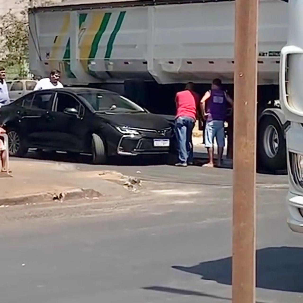 Ao virar no cruzamento da avenida Contorno, carreta atinge veículo 