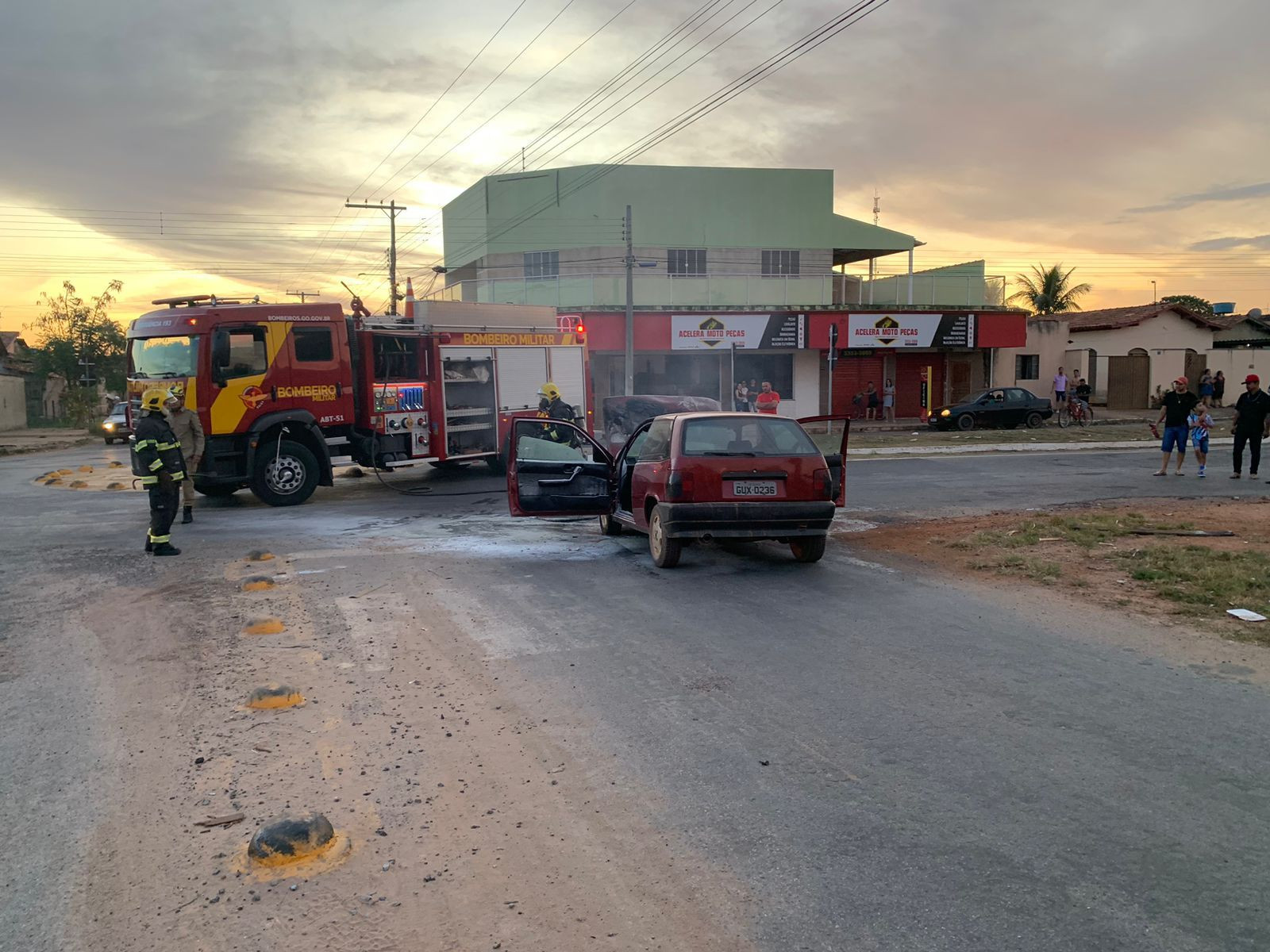 Carro de passeio pega fogo na Av. Contorno próximo ao feirão do Nova Aurora