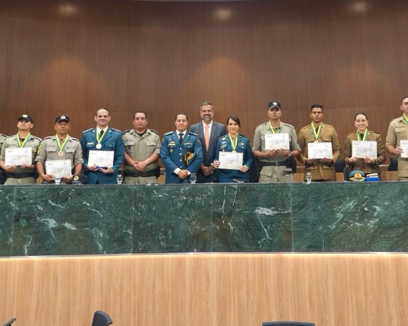 Por iniciativa de Renato de Castro, bombeiros e policiais militares de Goianésia são homenageados na Alego