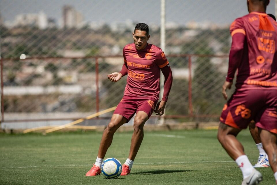 Titulares retornam, mas Luizinho Lopes tem dúvida na lateral do Vila Nova diante do Brusque