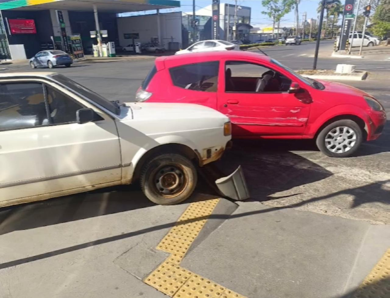 Veículos colidem no cruzamento da avenida Goiás com a avenida Brasil no centro de Goianésia