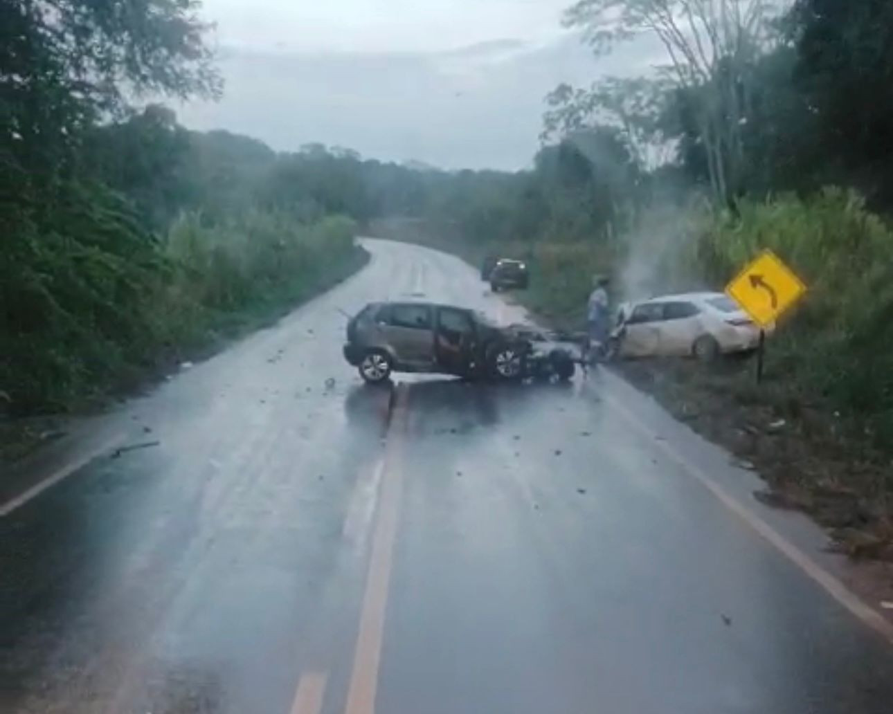 Carros batem de frente na rodovia GO-080 entre Goianésia e a empresa Jalles