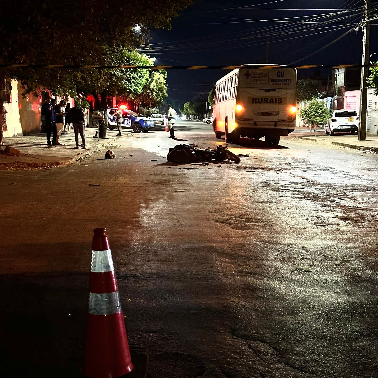 Entregador fica gravemente ferido após bater em ônibus no bairro São Cristóvão