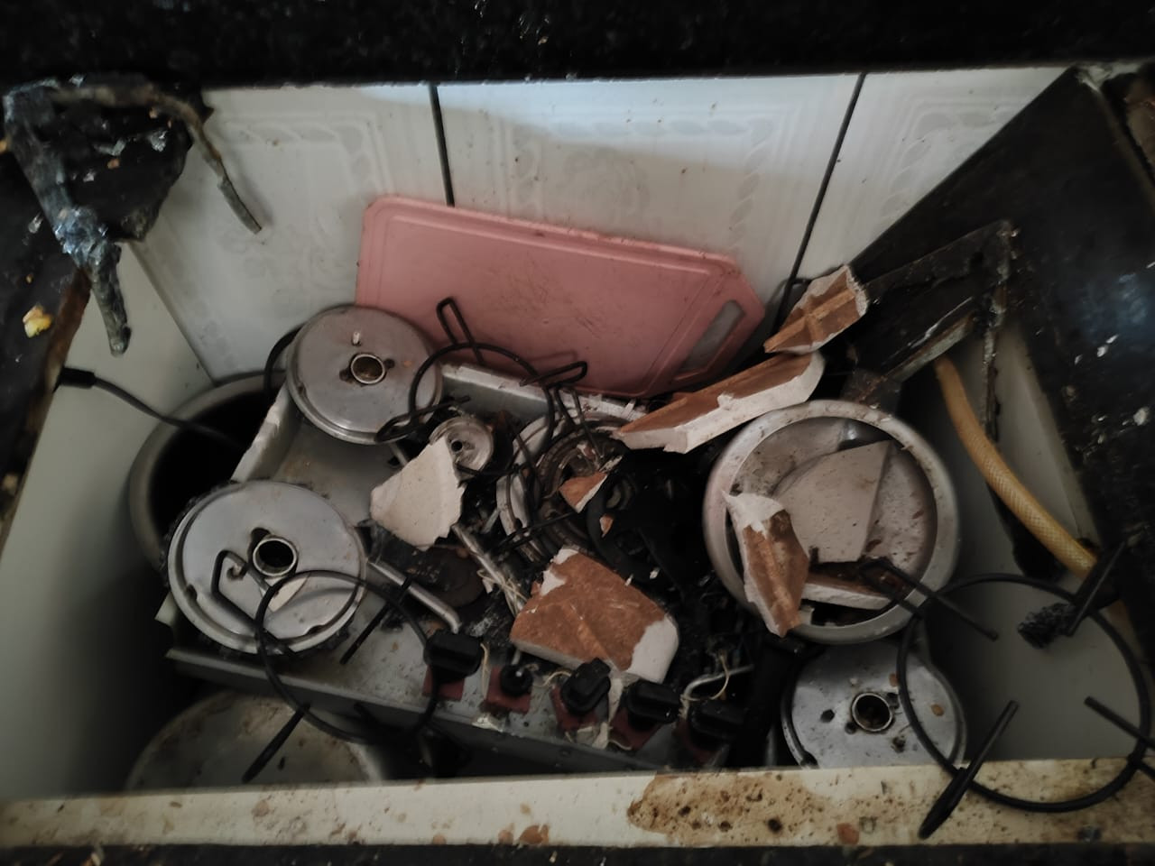 Cozinha fica parcialmente destruída após explosão de panela de pressão 