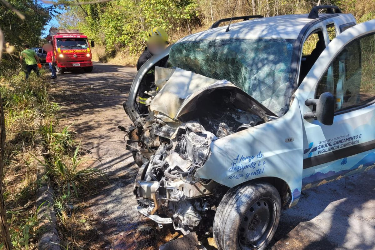 Uma pessoa morre e outras 6 ficam feridas após carro da Secretaria de Saúde colidir contra árvore
