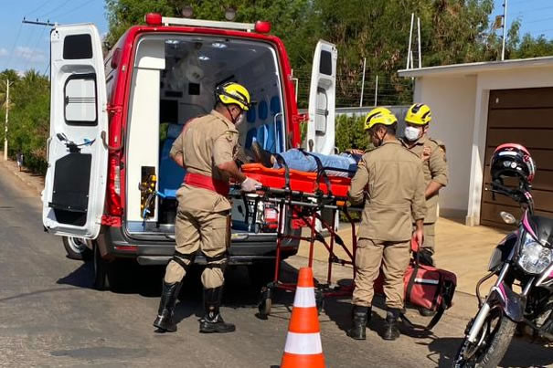 Corpo de Bombeiros socorrem vítima de acidente de moto no Dona Fiíca