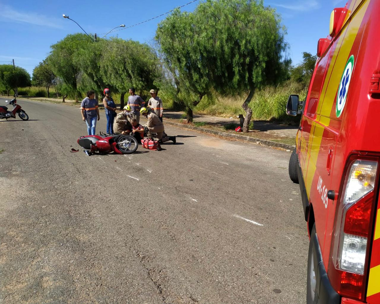 Motociclista é socorrido pelo Corpo de Bombeiros após acidente no Parque das Palmeiras