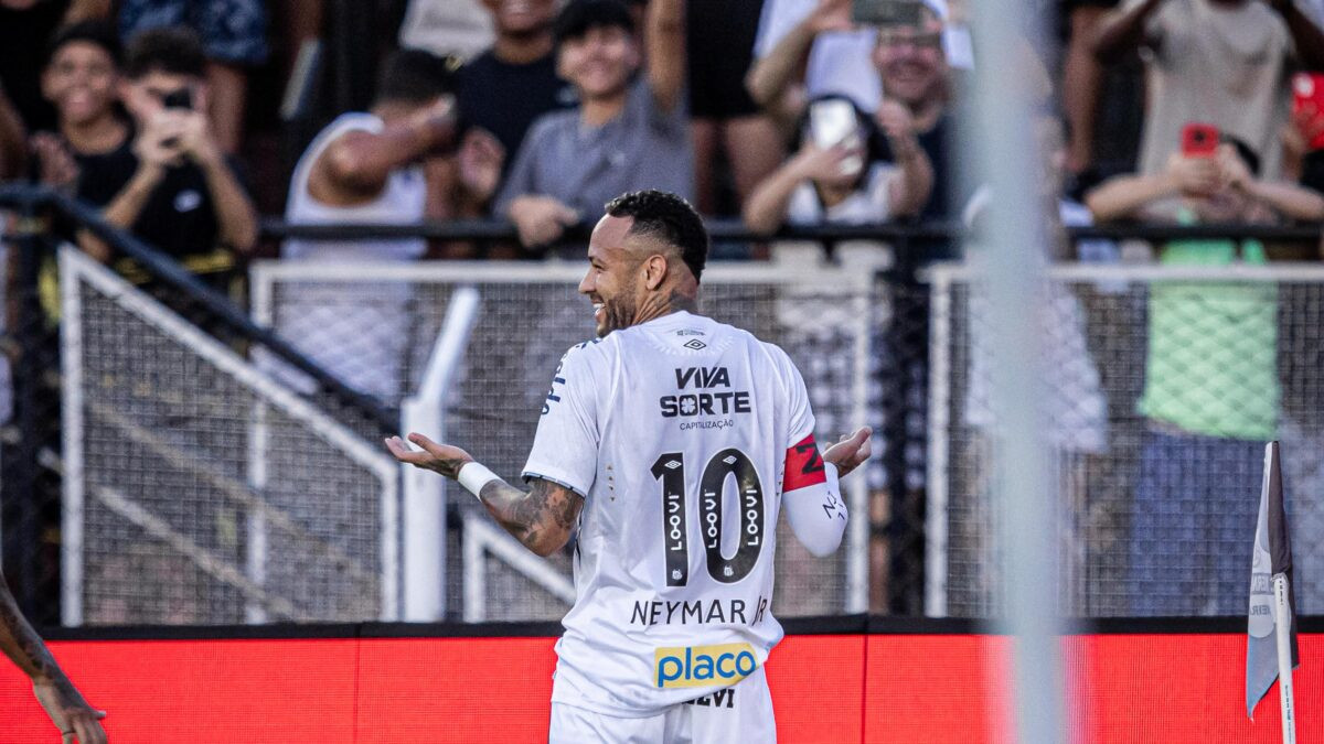 Neymar faz gol olímpico em jogo do Paulistão