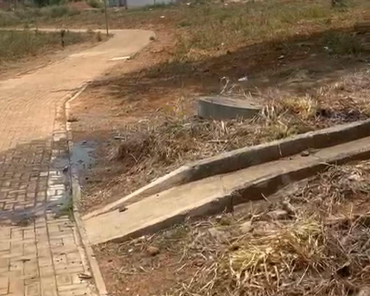Morador de Goianésia flagra esgoto a céu aberto descendo para lagoa do Negrinho Carrilho