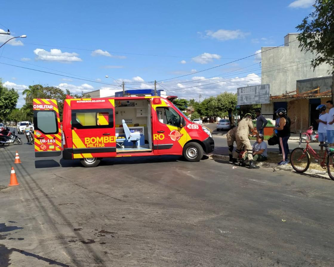 Bombeiros socorrem vítima de acidente entre moto e bicicleta no bairro Carrilho