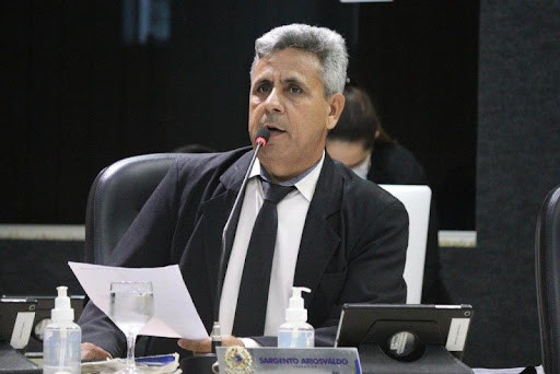 Ariosvaldo Gomes pede intervenção de trânsito e abertura de canteiro central no Nova Aurora