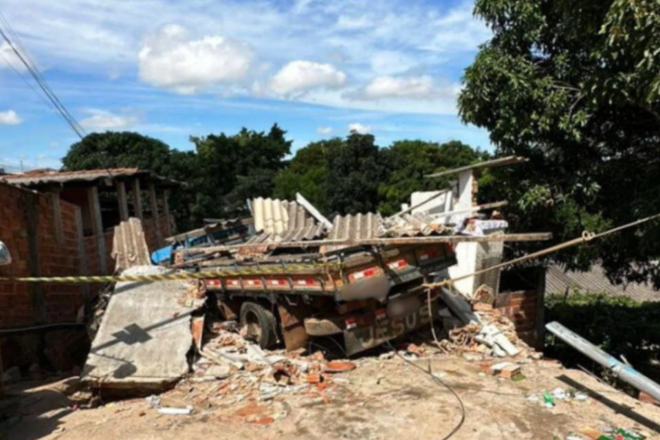 Irmãos ficam feridos após caminhão desgovernado invadir casa em Anápolis
