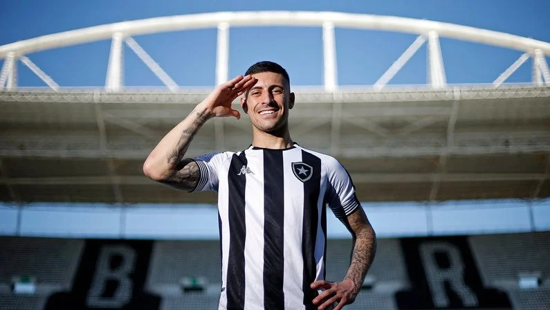 Atlético Goianiense demonstra interesse na contratação de zagueiro do Botafogo
