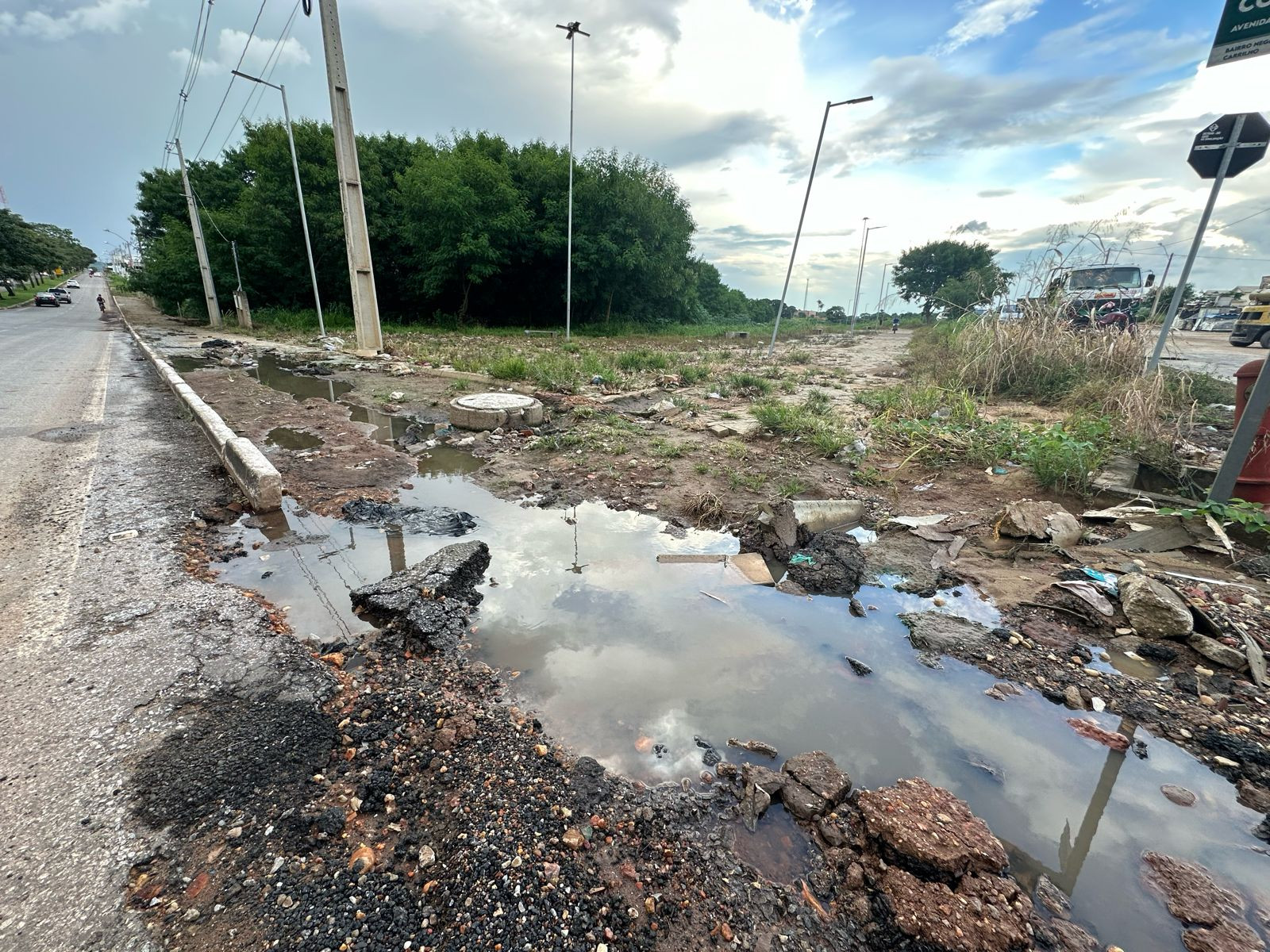 Trecho afetado pelas fortes chuvas na avenida contorno é danificado e apresenta risco para motoristas e pedestres