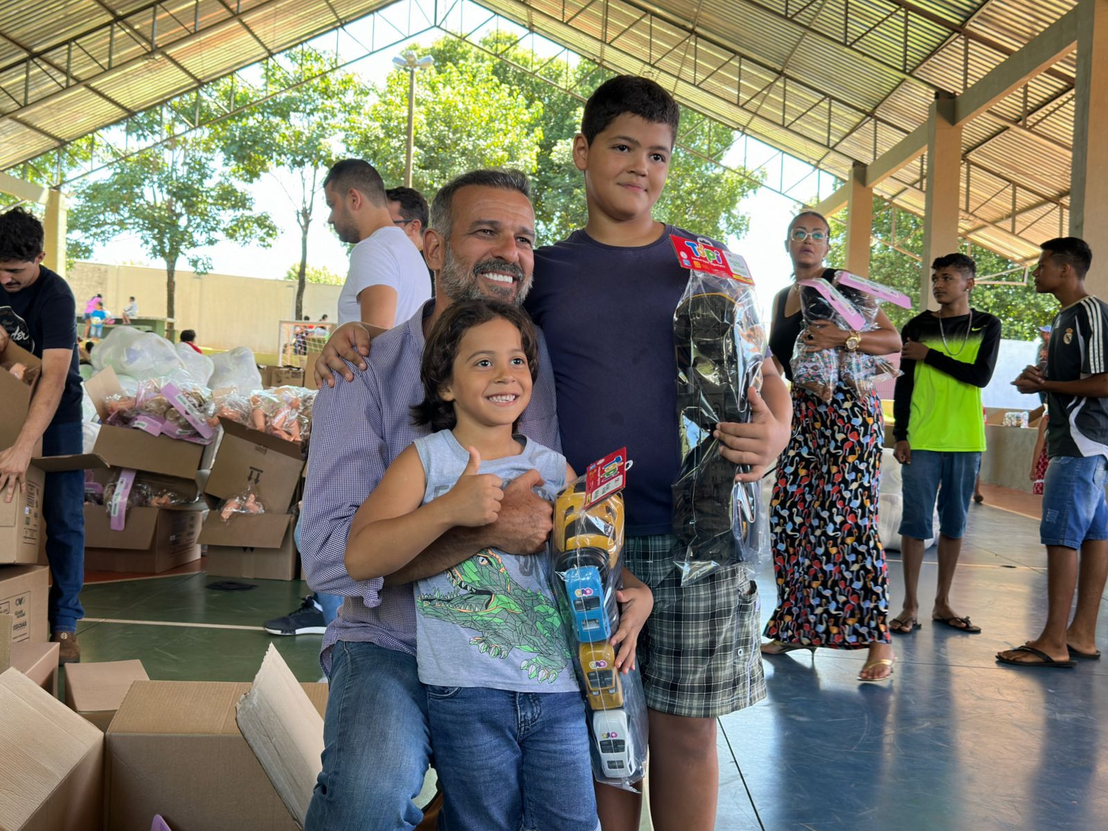 Renato de Castro participa de entrega de brinquedos e anuncia investimentos para Goianésia