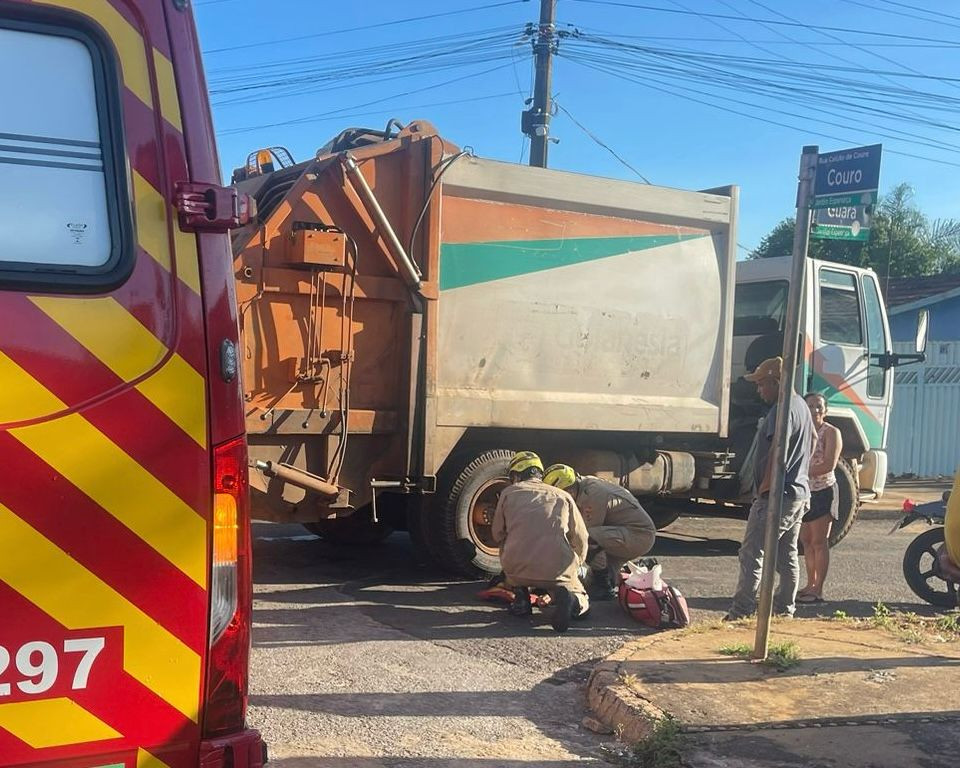 Motociclista se envolve em acidente com caminhão no bairro Jardim Esperança