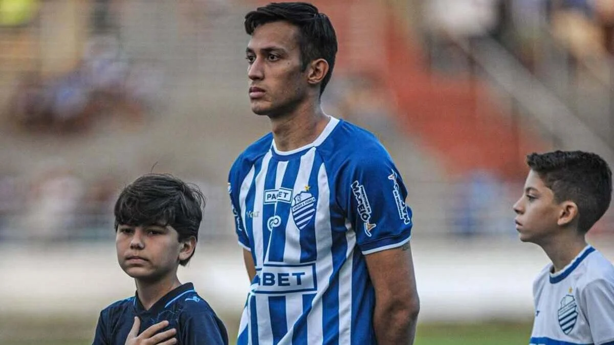 Goiás negocia com jogador do CSA; meia está de saída do clube