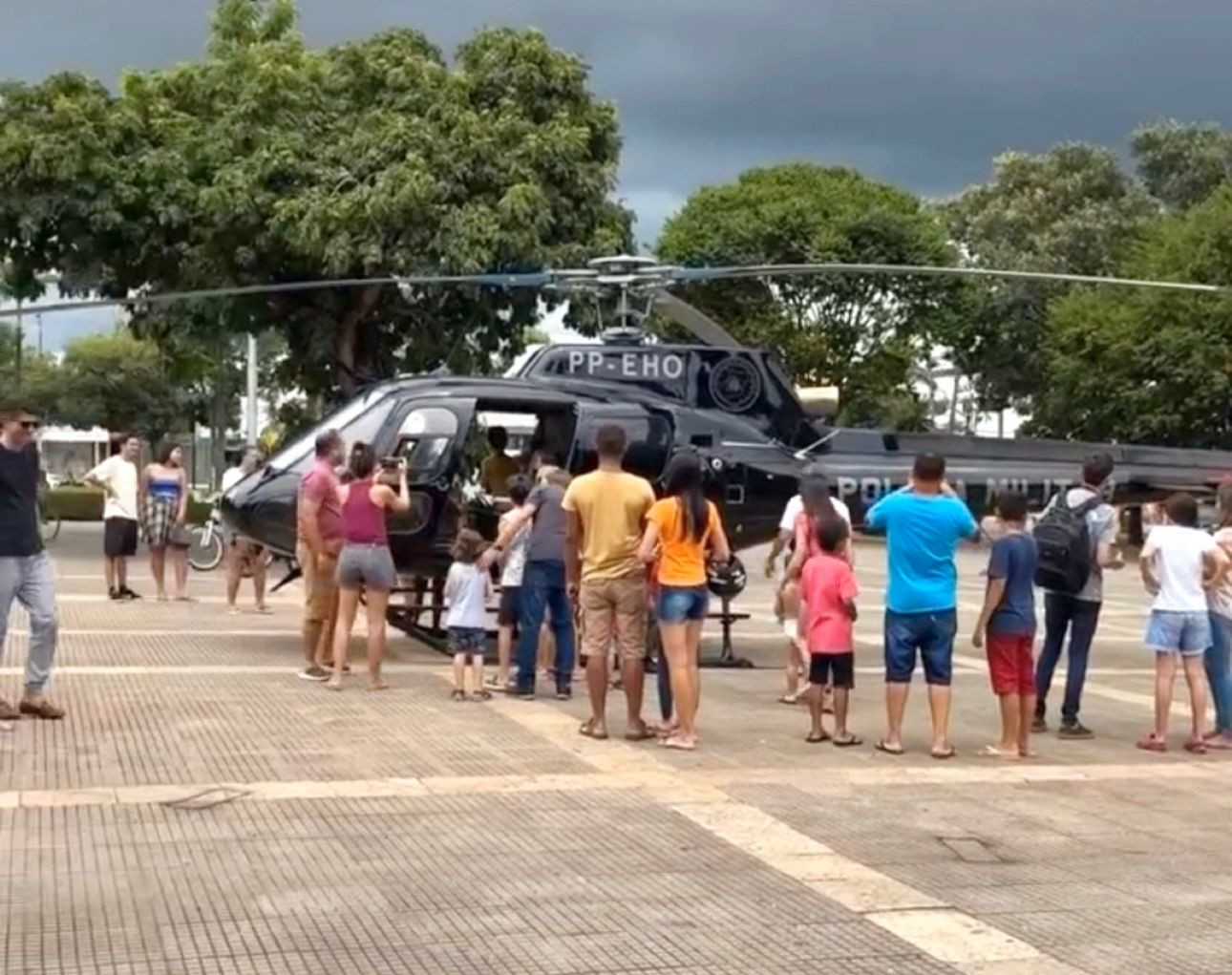 Helicóptero do Graer chama atenção após realizar pouco na praça Laurentino Martins Rodrigues