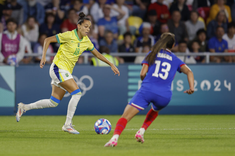 Com gol da Gabi Portilho, Brasil vence a França e avança no futebol feminino