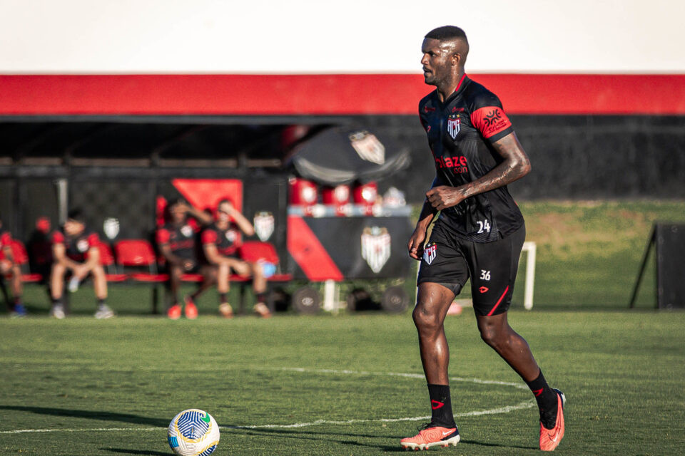 Marcão celebra estreia no Atlético Goianiense e revela ajuda de Vagner Mancini