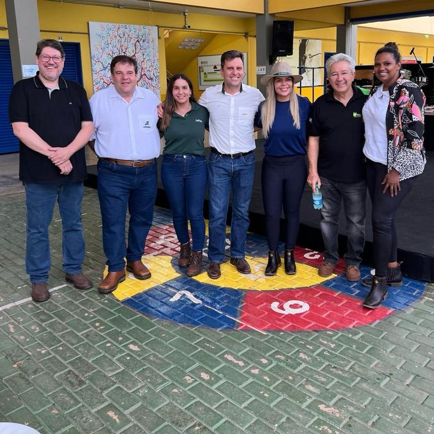 Jalles recebe visita de influenciadores digitais para conhecer o processo de produção de açúcar