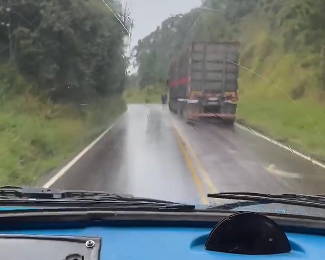 Vídeo viraliza mostrando ultrapassagem entre caminhões que quase acaba em tragédia em rodovia