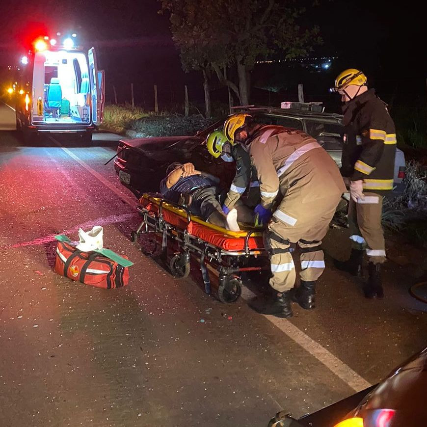 Bombeiros de Goianésia socorrem homem preso às ferragens após acidente entre Goianésia e Cirilândia