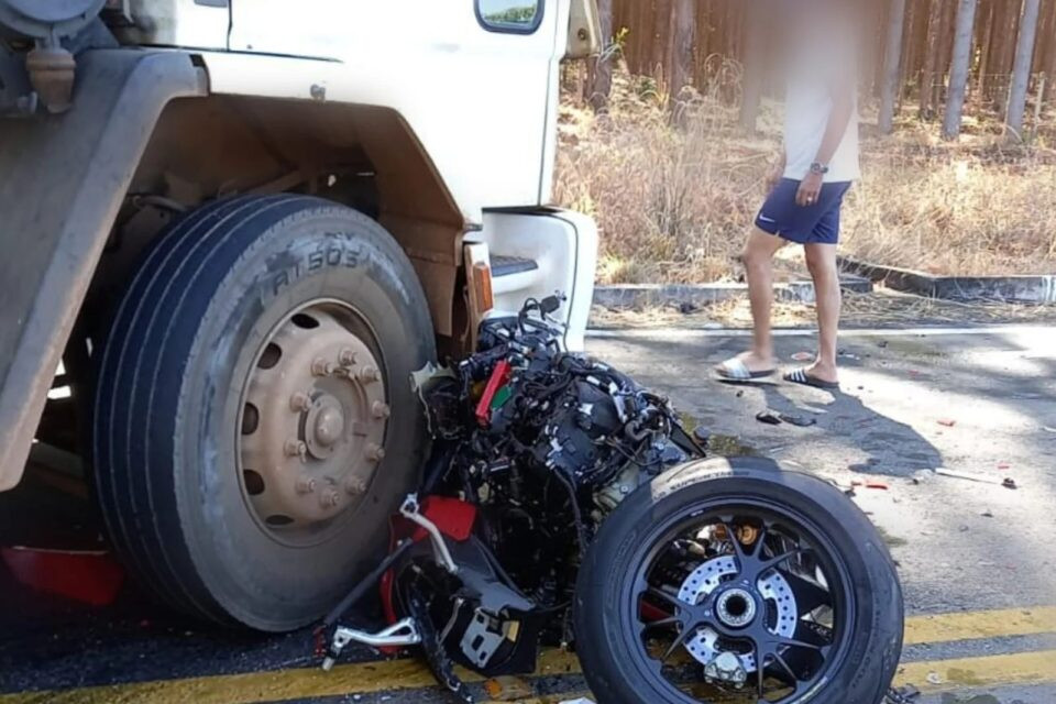 Motociclista morre em acidente envolvendo caminhão próximo a Pirenópolis