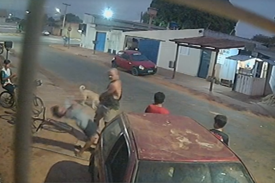 Criança leva soco de fisiculturista após pegar manga no quintal vizinho, diz PM