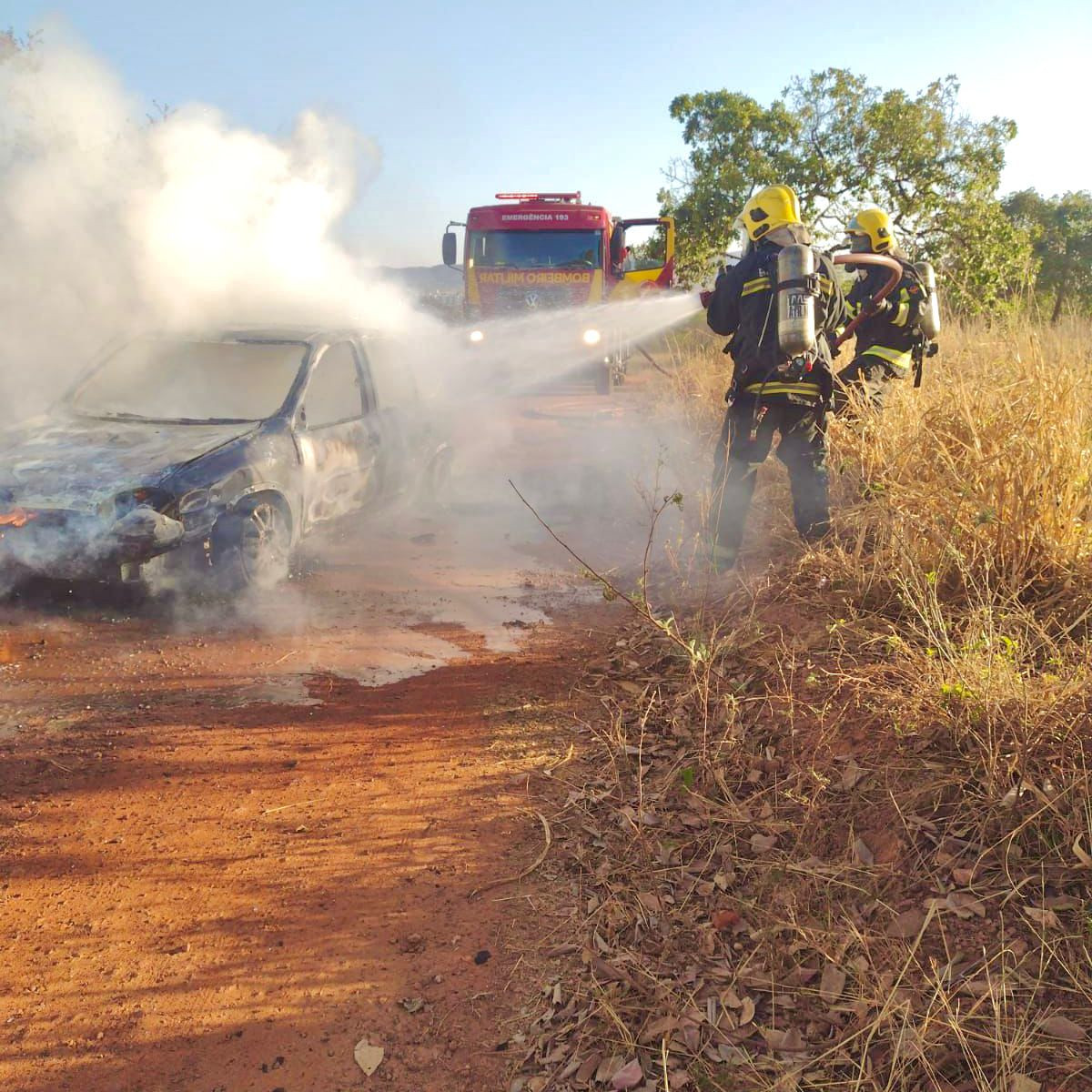 Carro pega fogo em estrada de terra próximo  ao bairro Jardim Esperança em Goianésia