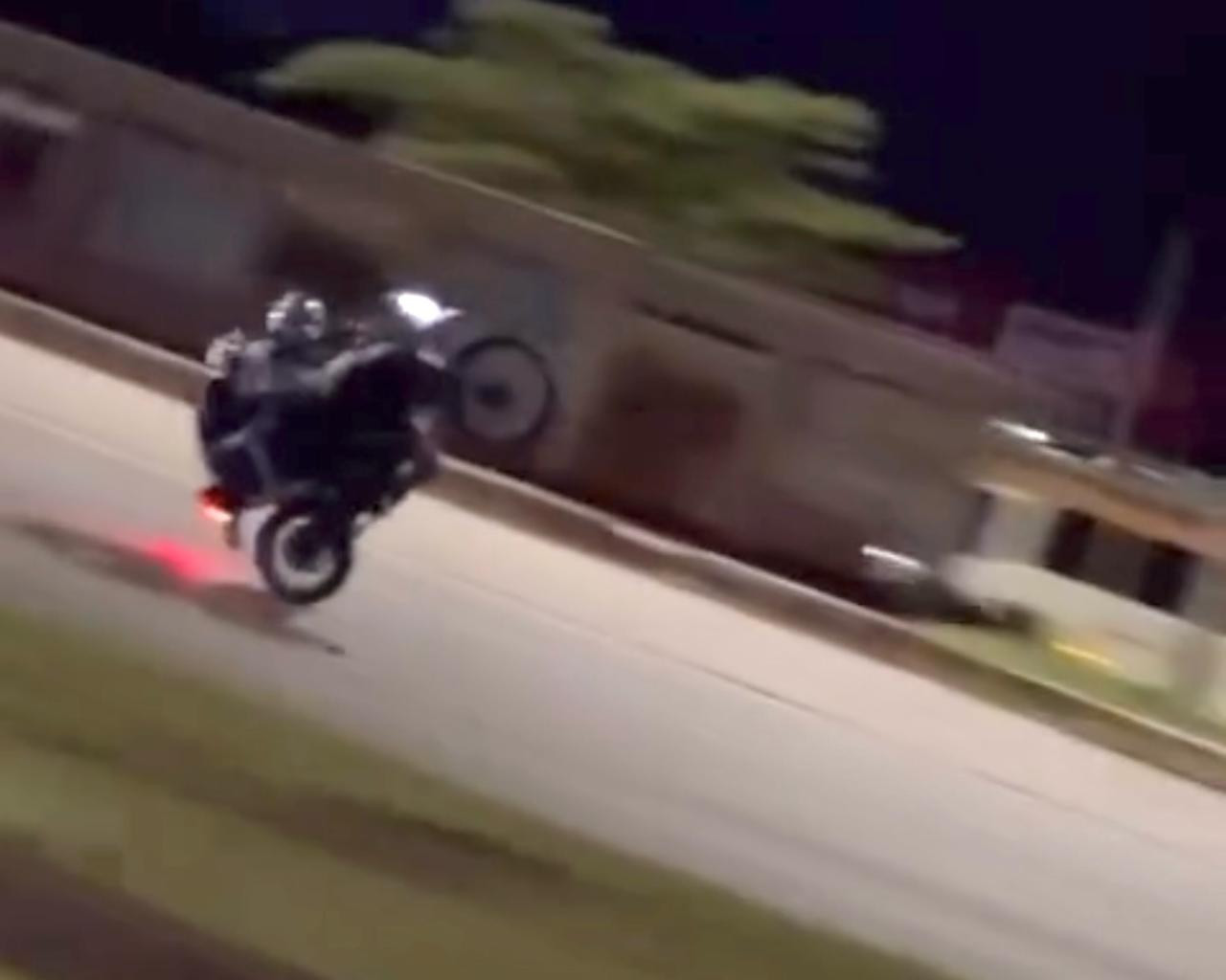 Homem empina moto em alta velocidade em rodovia e bate em traseira de carro no DF