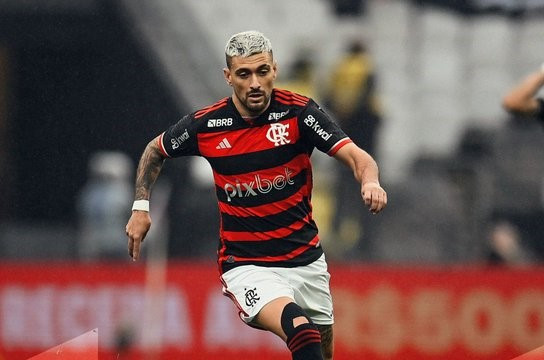 Flamengo segura Corinthians com um a menos e vai à final da Copa do Brasil