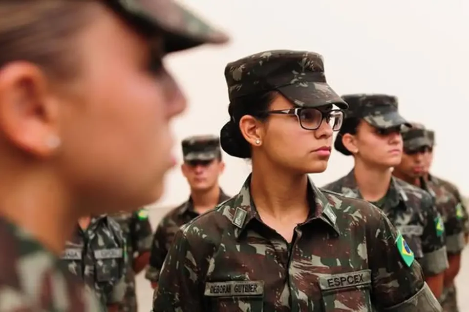 Mulheres poderão prestar serviço militar voluntário a partir de 2025