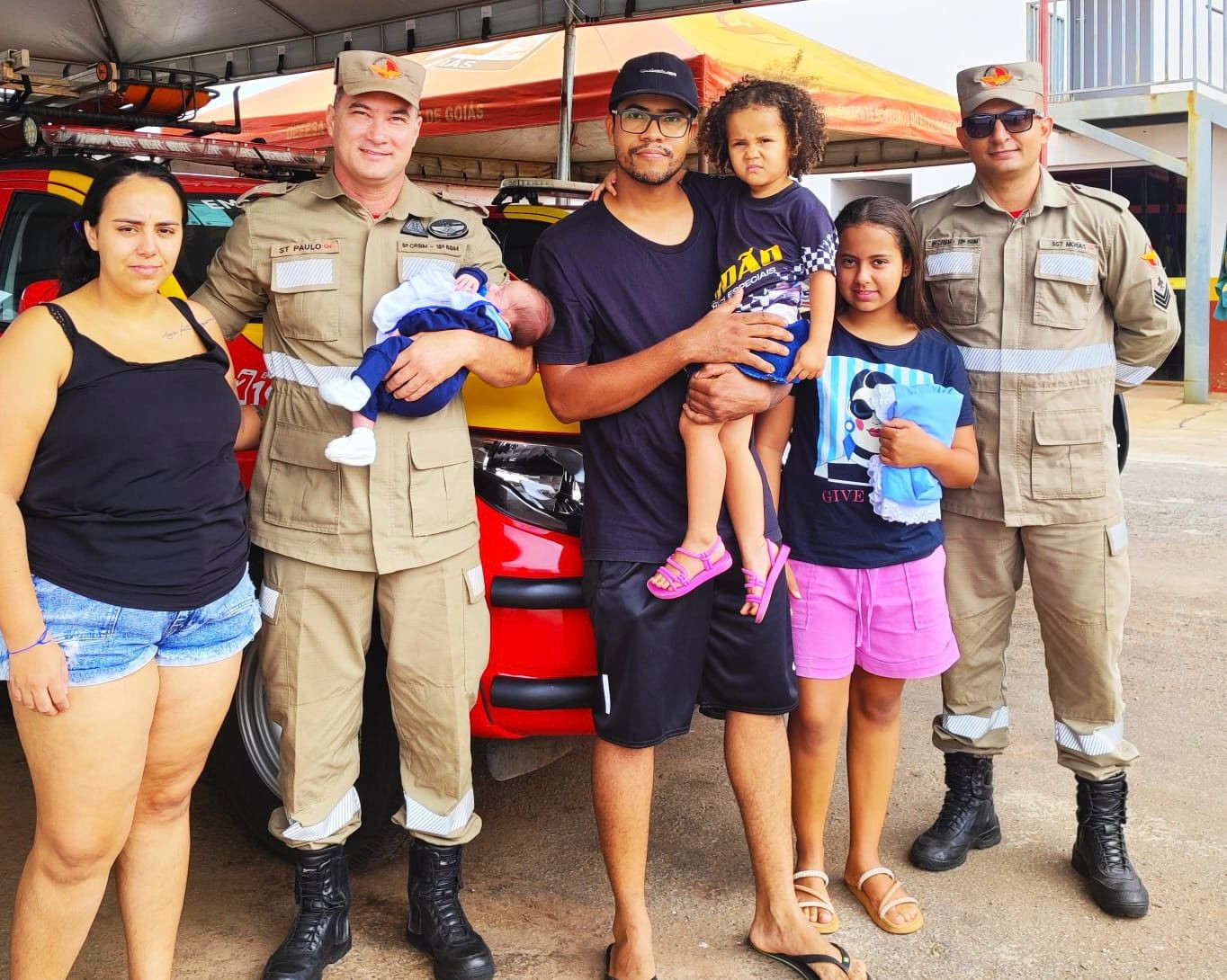 Bombeiros de Goianésia reencontram criança salva depois de engasgar com leite materno