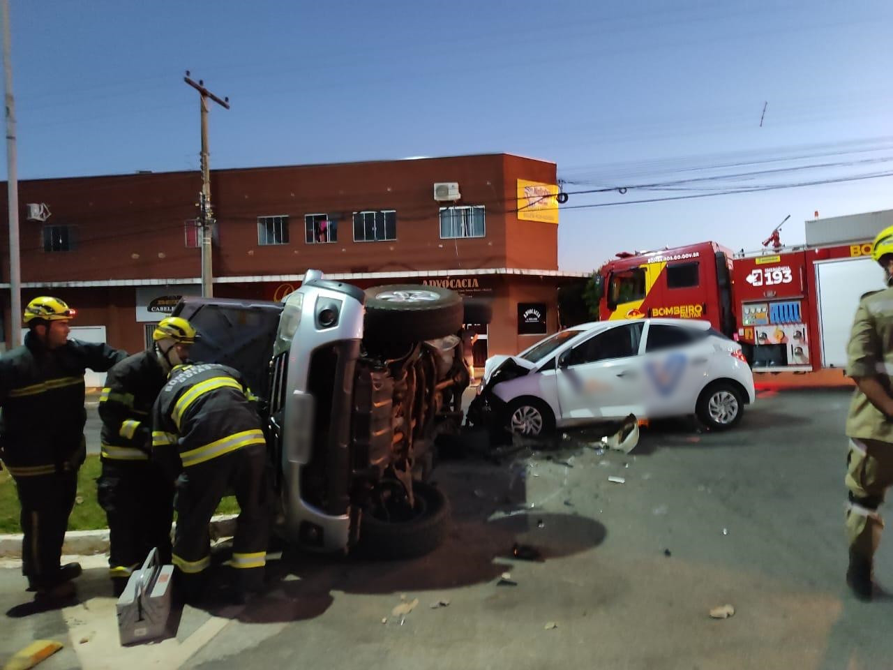 Carro tomba no centro de Goianésia após se envolver em acidente com carro de aplicativo