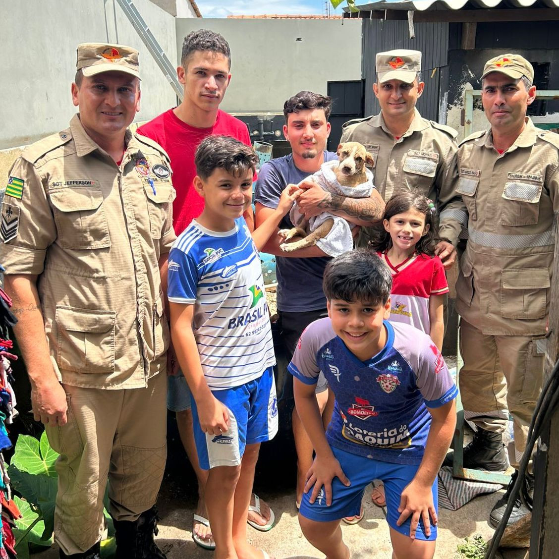 Cachorro é resgatado pelos bombeiros depois de cair em cisterna de 12 metros em Goianésia