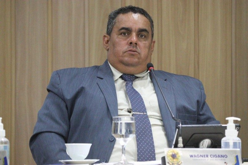 Wagner Cigano solicita a troca das hastes de fixação das lâmpadas e luminárias no Residencial Flamboyant