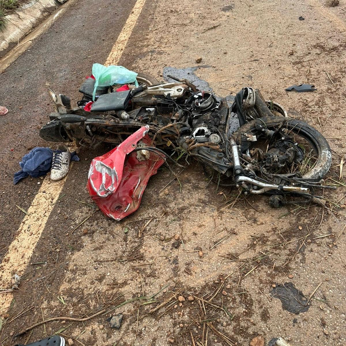 Acidente envolvendo moto e carro termina com uma pessoa morta e feridos em capotamento
