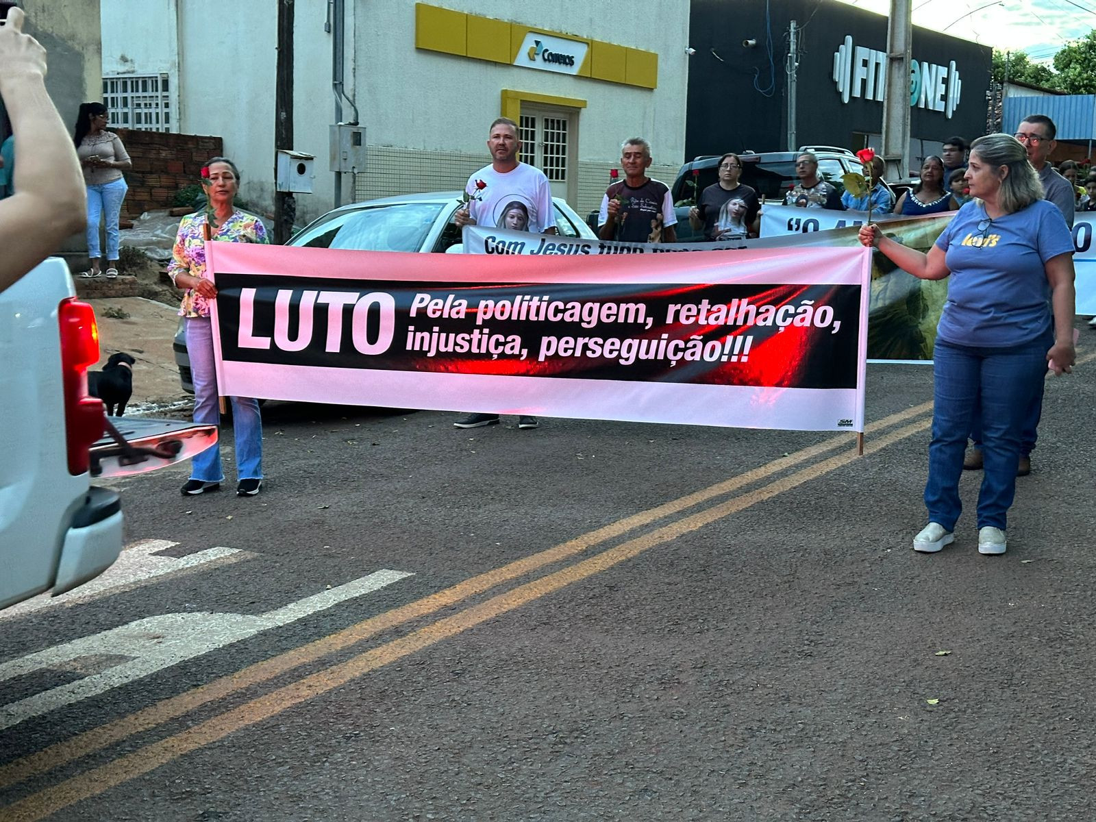 Em oração, fiéis tomam as ruas de Santa Rita após transferência do padre Gilson Jardene depois de polêmica envolvendo o prefeito
