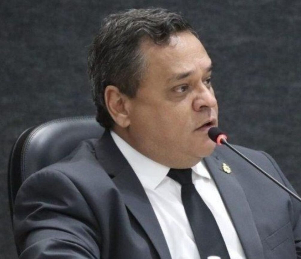 Vereador presidente Múcio Santana solicita reforma de colunas de concreto do feirão do Nova Aurora