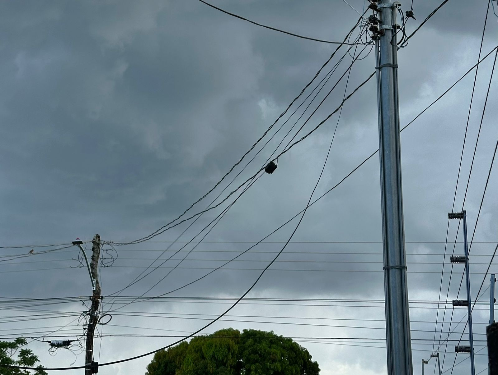 Moradores de Goianésia reclamam de instabilidade de energia quando chove; quedas são constantes