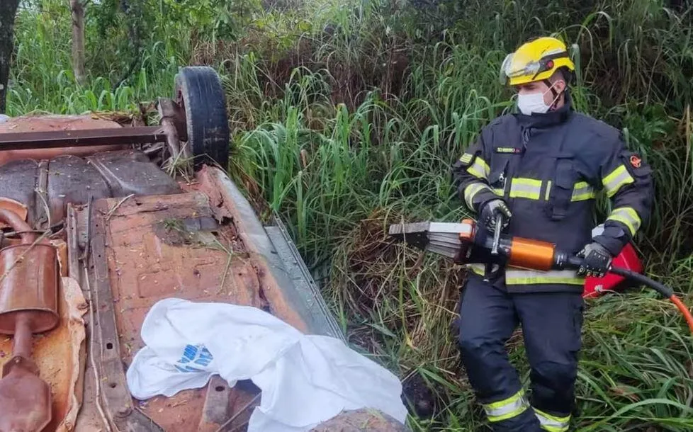 Adolescente e homem morrem em acidente depois de capotamento na GO-444