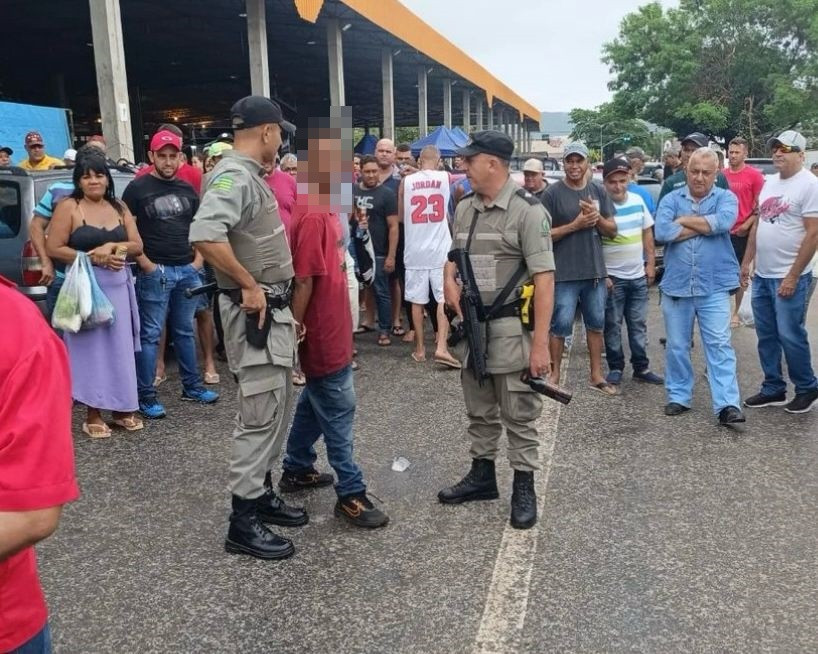 Homens são presos depois de brigar e se agredirem no feirão do Nova Aurora
