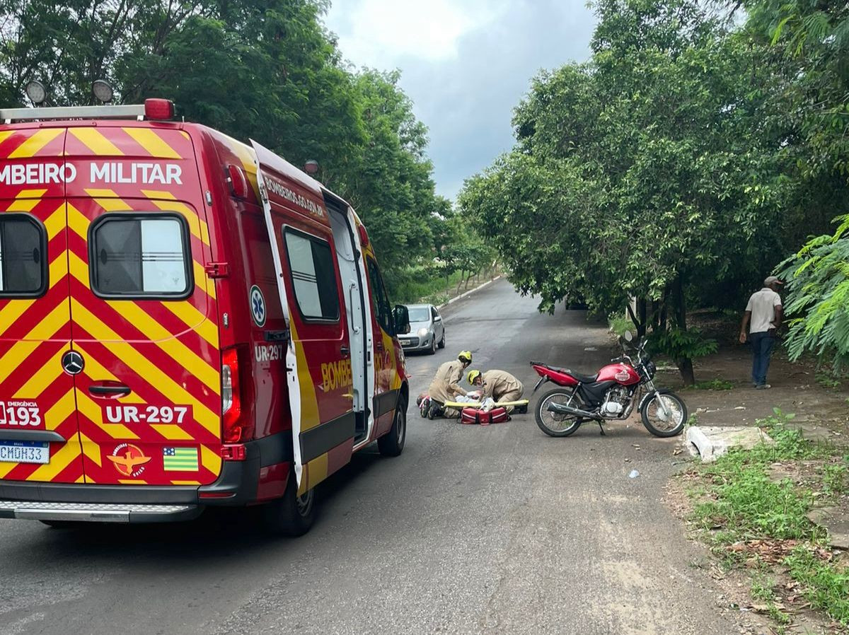 Corpo de Bombeiros resgata vítima de acidente de moto no centro da cidade