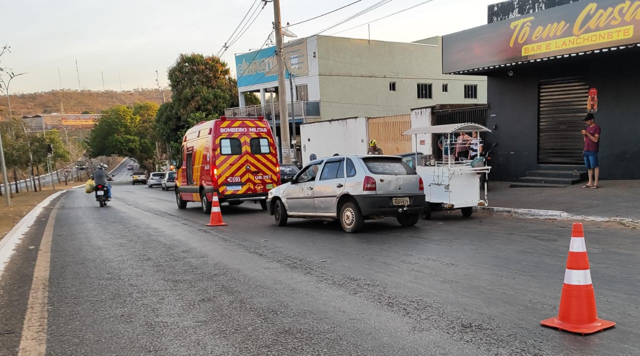 Carro bate em veículo parado na avenida contorno e bombeiros são acionados 