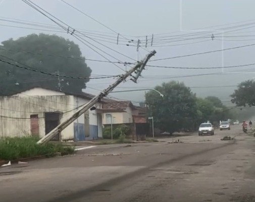 Poste fica danificado no bairro Nestor Ville após ser atingido por veículo