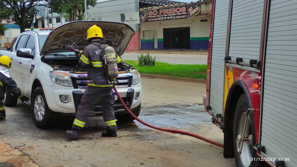 Corpo de Bombeiros de Goianésia impedem incêndio em veículo no bairro Carrilho