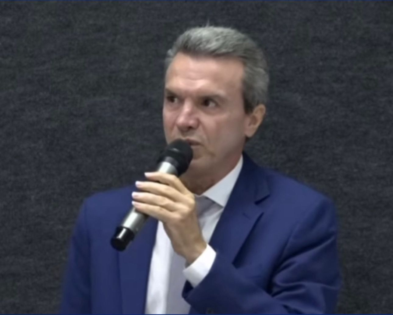 Carlos Gomes volta ao cargo depois de ocupar Secretaria de Indústria e Comércio